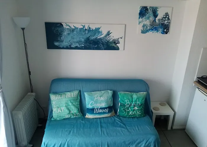 Stylish Studio Close To Beach In Residence With Pool