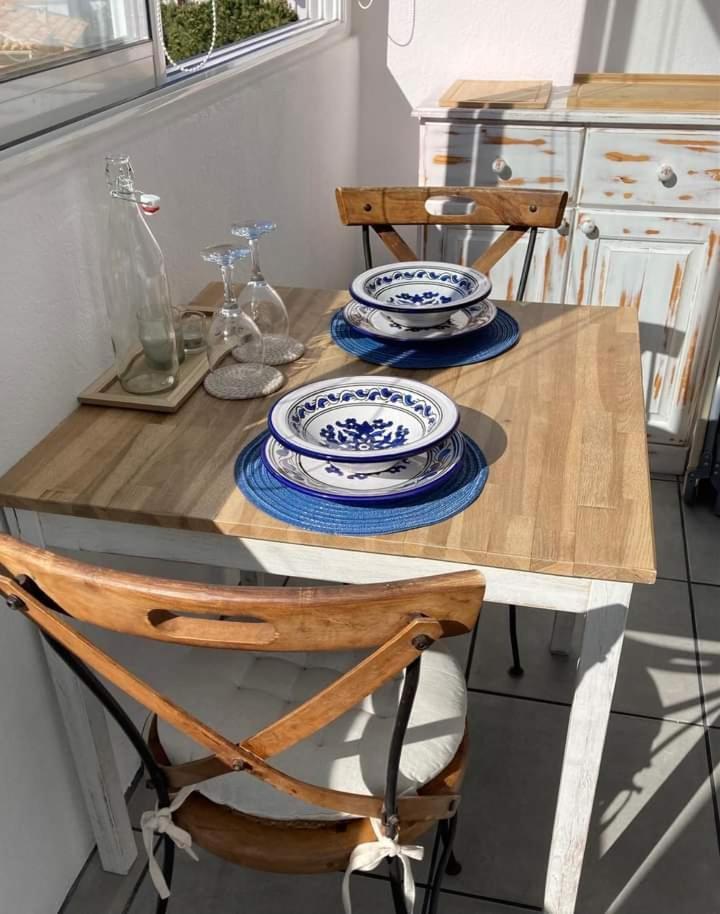 Stylish Close To In With Pool Apartment